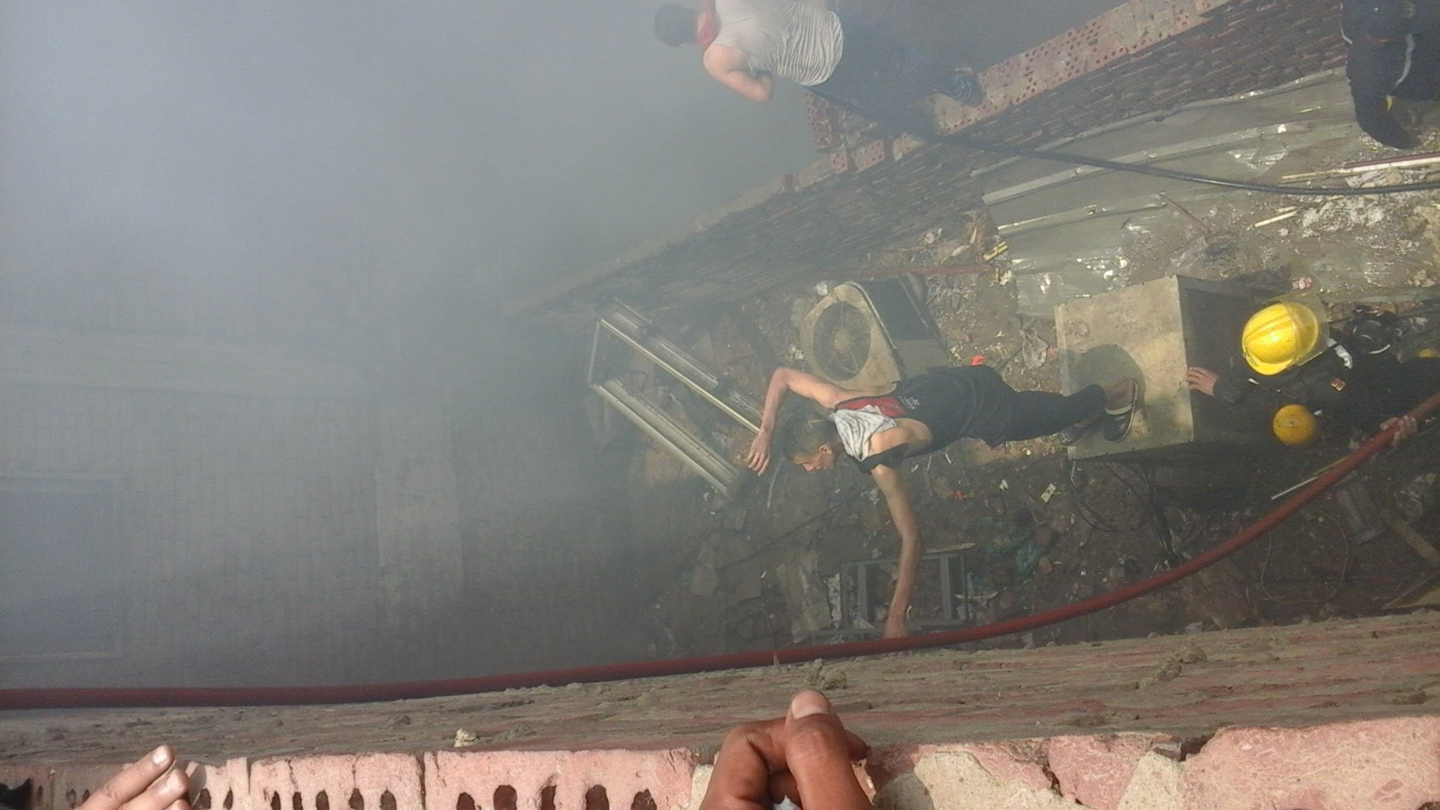   بالصور| الحماية المدنية تسيطر على حريق سوق إمبابة
