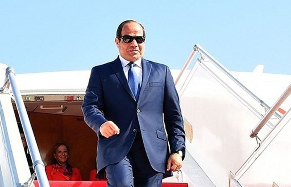  السيسي يصل إلى أرض الوطن بعد المشاركة في القمة العربية بالسعودية