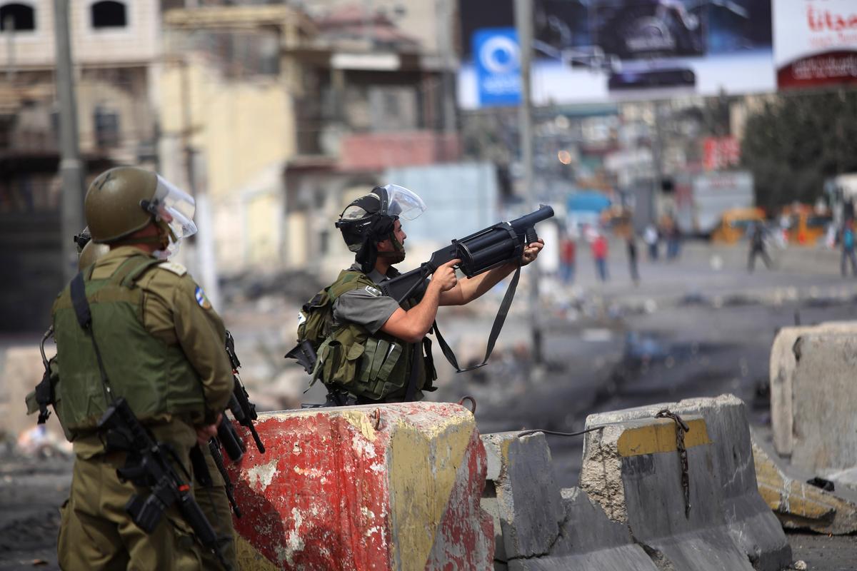 قوات الاحتلال الإسرائيلى تُخطر الفلسطينيين بهدم 11 منزلًا فى الضفة