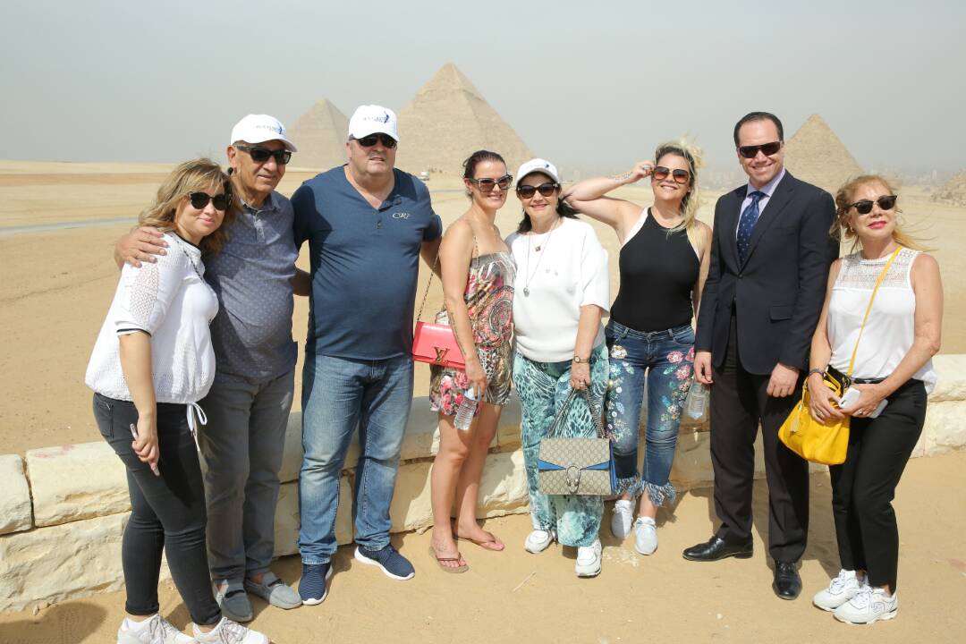   بالصور| رئيس هيئة تنشيط السياحة يلتقي أسرة كريستيانو رونالدو عند سفح الاهرامات