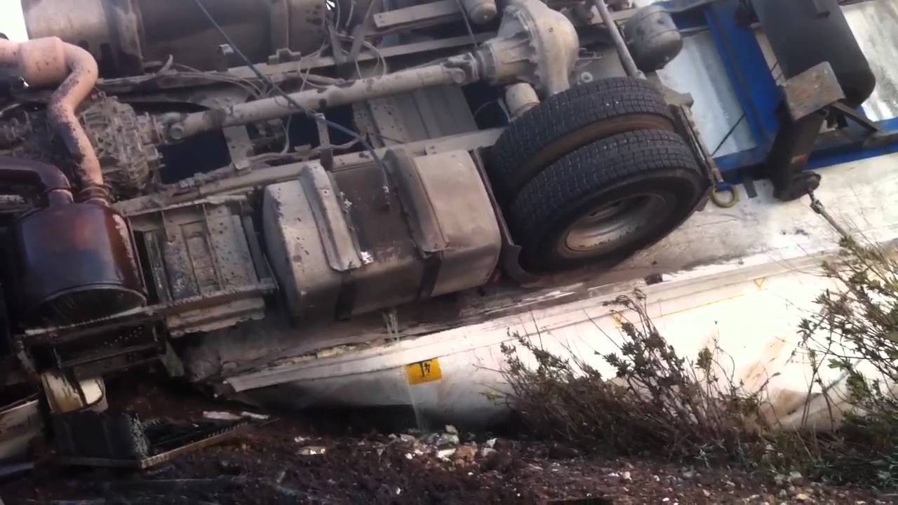   إصابة 10 أشخاص إثر سقوط حافلة رحلات من أعلى الطريق الدائري بالقاهرة