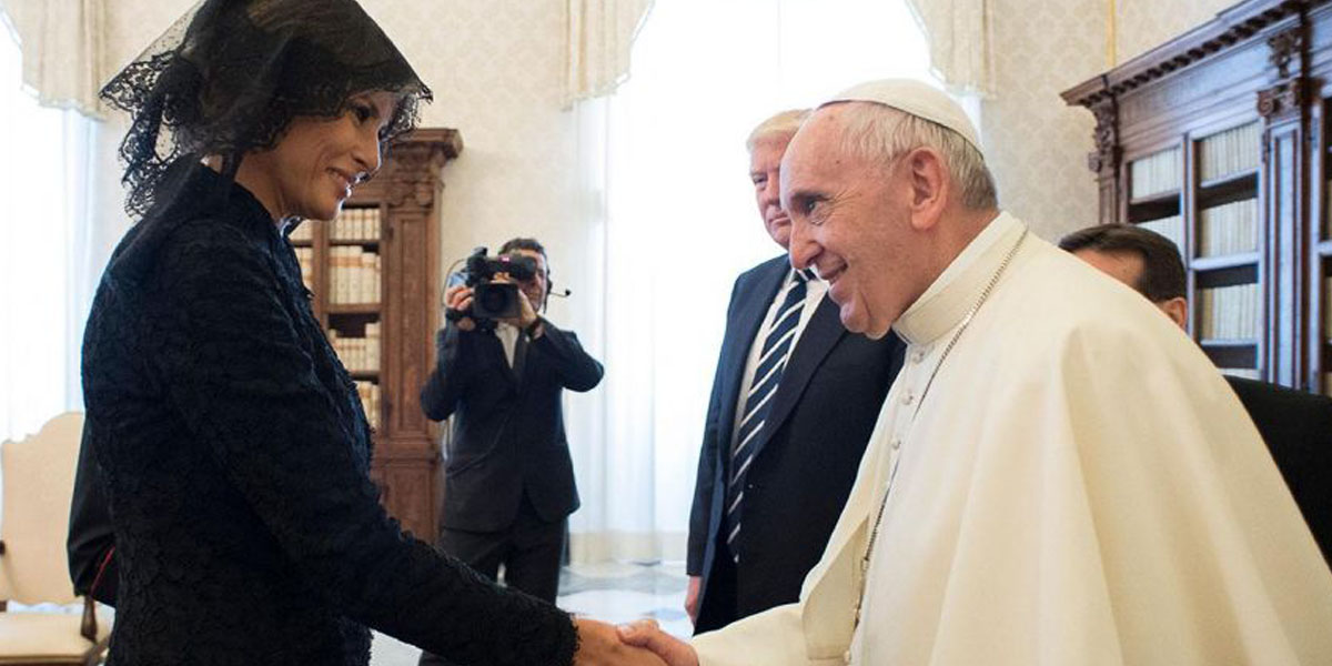   البابا يسأل ميلانيا مازحا: «أنت بتأكلى ترامب إيه؟!»