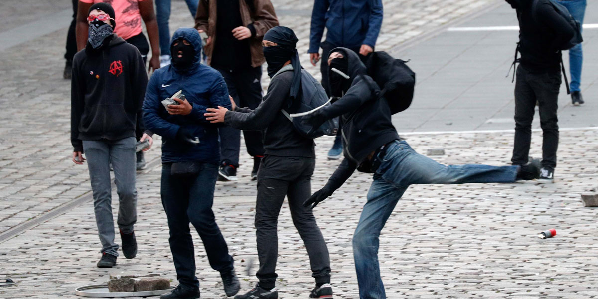   ملثمون يرشقون الشرطة الفرنسية بالمولوتوف