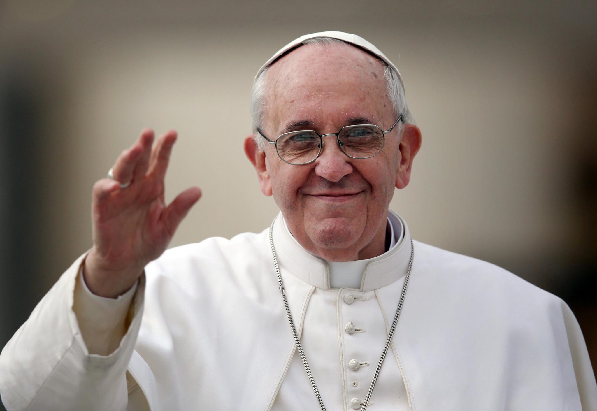   بابا الفاتيكان يهنئ ماكرون على فوزه بالانتخابات الرئاسية الفرنسية