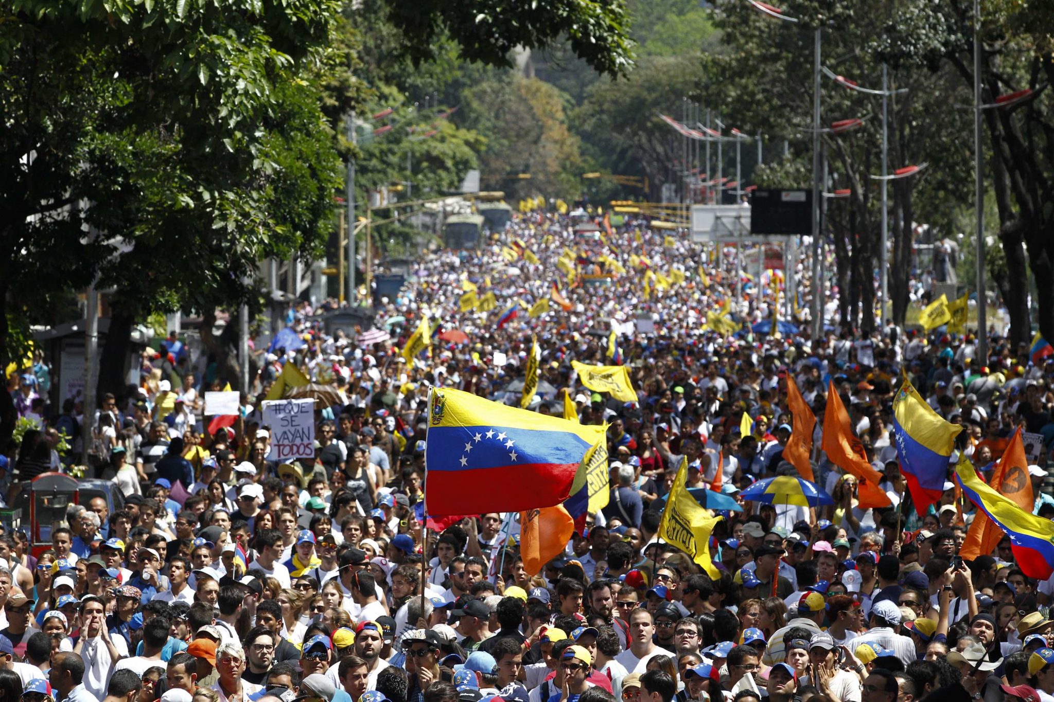   إصابة 50 شخصا خلال تظاهرات حاشدة في فنزويلا