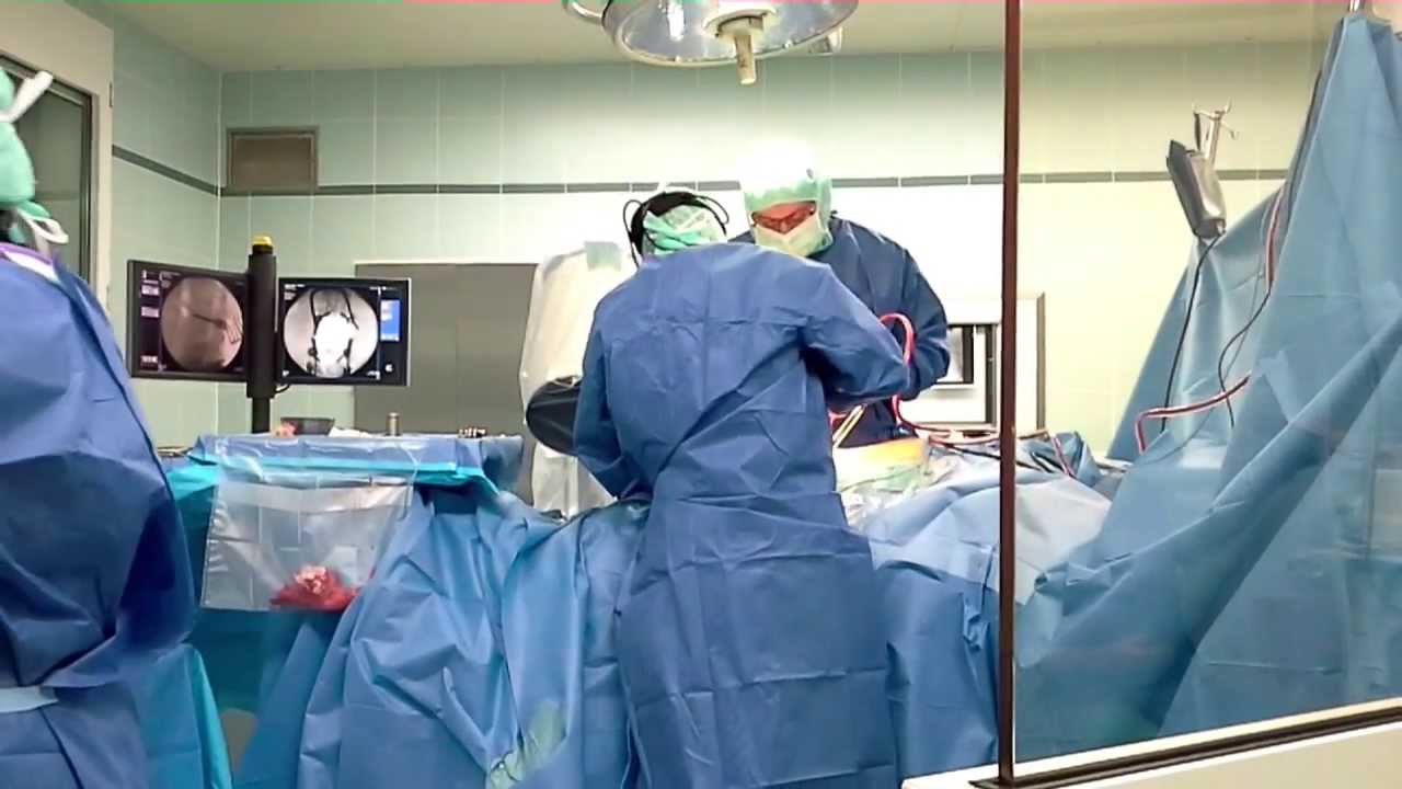   وزير الصحة يرتدى البلطو الأبيض ويدخل غرفة عمليات العظام لعلاج مصابى حادث المنيا