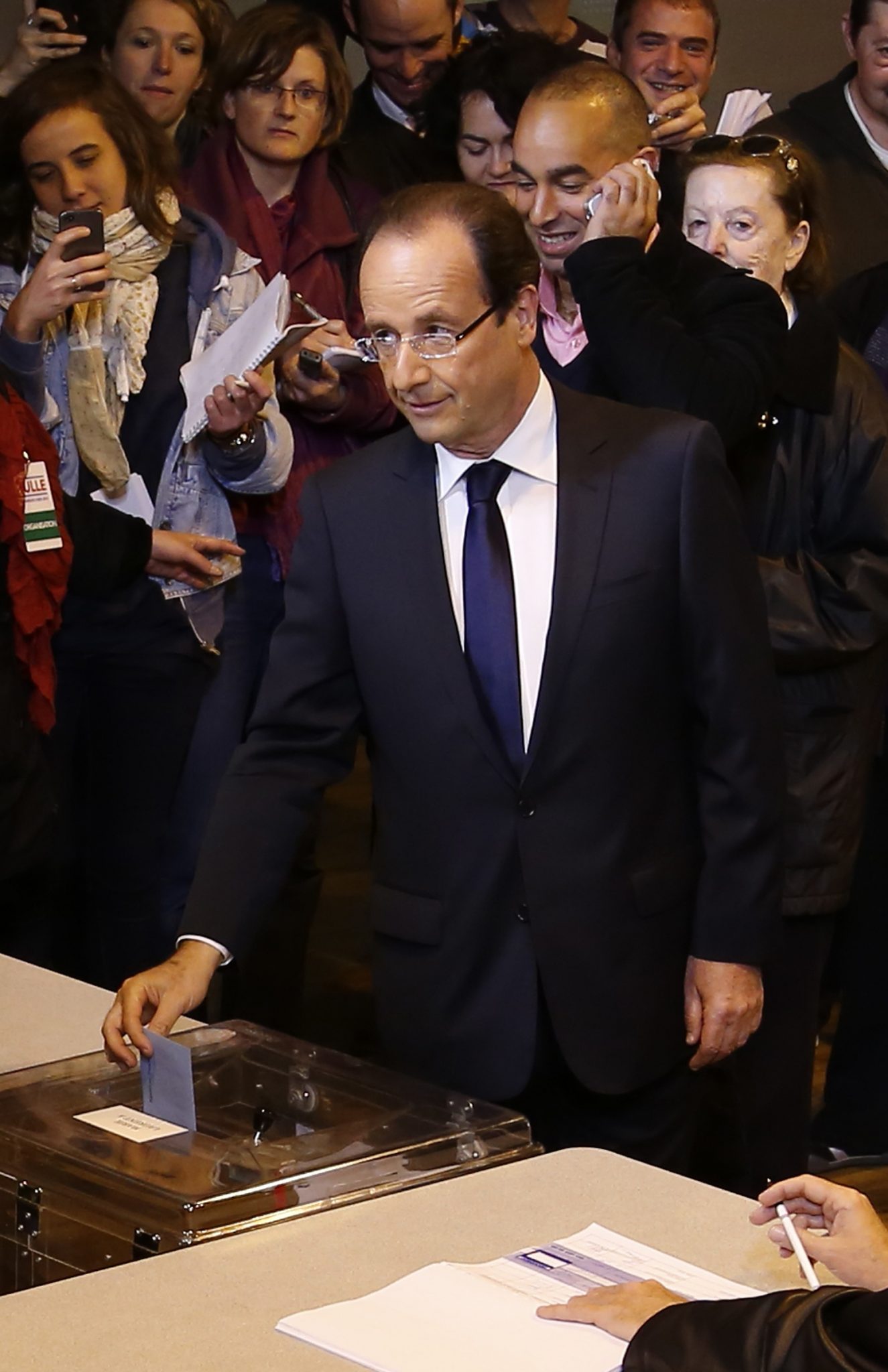   أولاند يدلي بصوته في الانتخابات الرئاسية الفرنسية