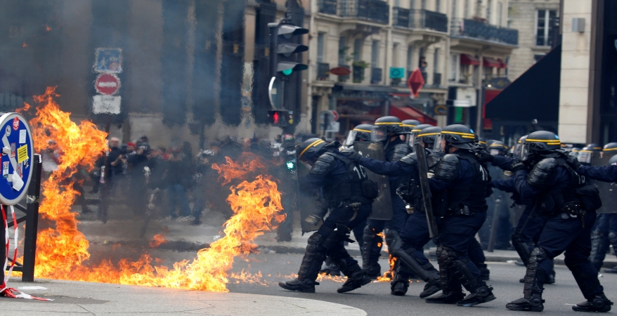   ماكرون يبدأ ولايته باشتباكات عنيفة بين الأمن ومتظاهرين بفرنسا