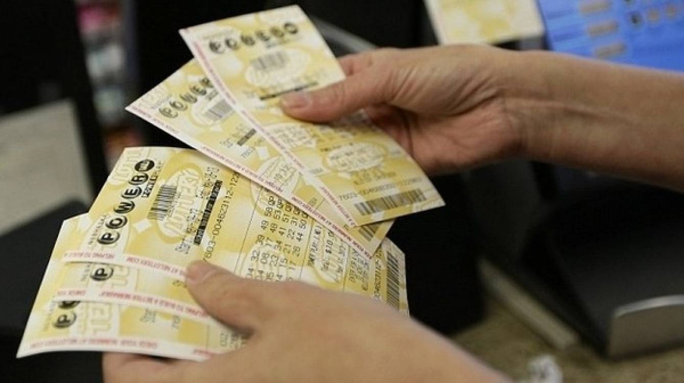   عاطل يفوز بجائزة يانصيب قيمتها 50 مليون دولار