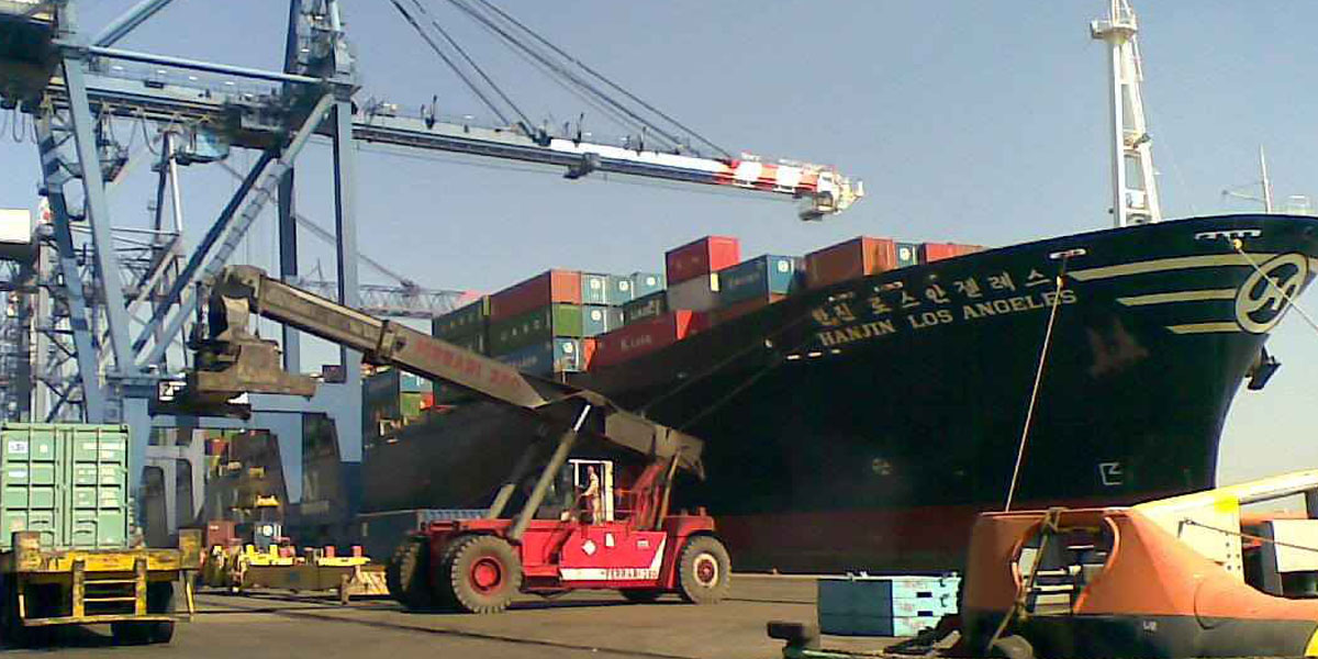   ميناء دمياط يستقبل سفينتي حاويات و6 سفن بضائع عامة