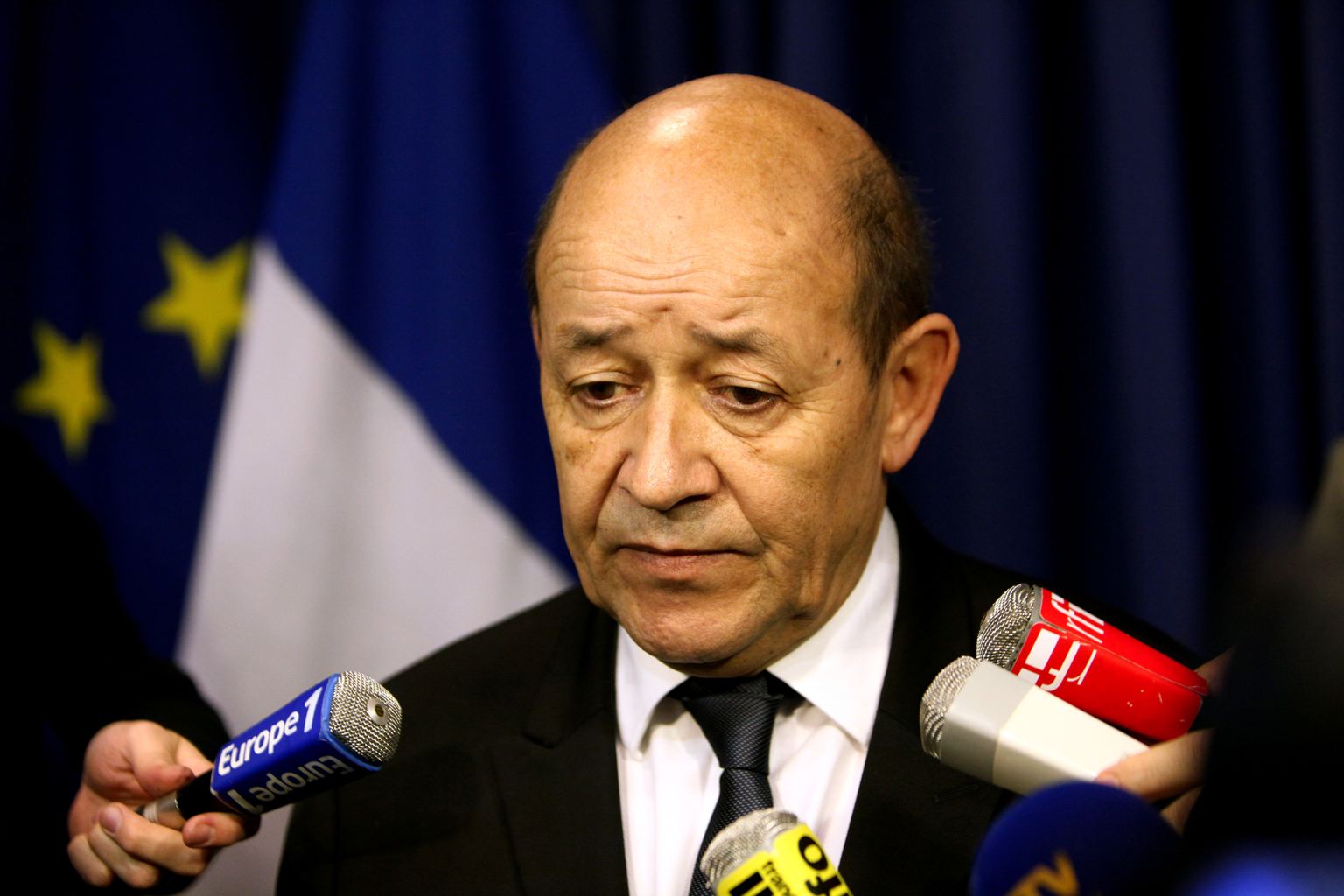  وزير الدفاع الفرنسي يدعو لوقف الغارات الجوية على سوريا وفتح ممرات إنسانية