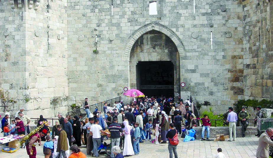   آلاف الفلسطينيين يتوجهون للصلاة في الأقصى والاحتلال يحول القدس لثكنة عسكرية
