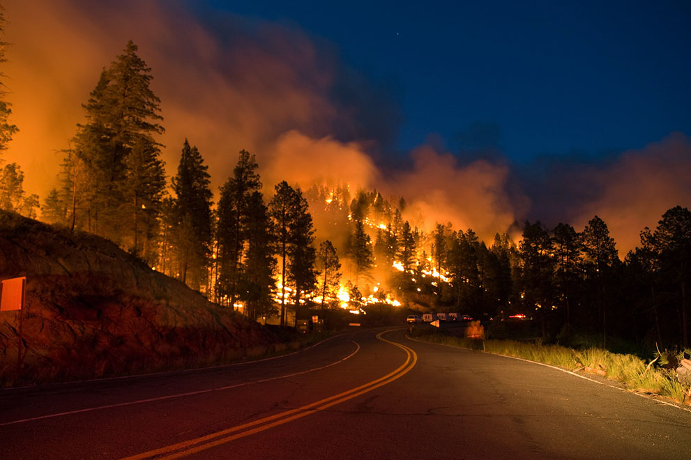   إجلاء مئات السكان بسبب حرائق الغابات فى كاليفورنيا
