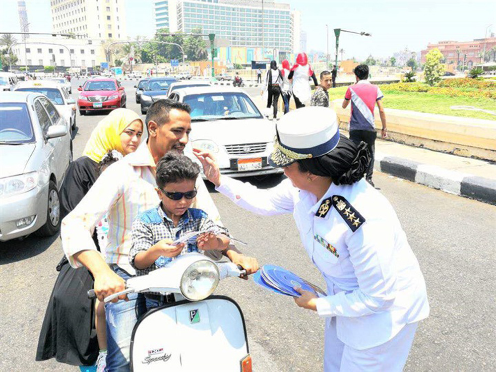   «أمن القاهرة» توزع «كاب» على المواطنين