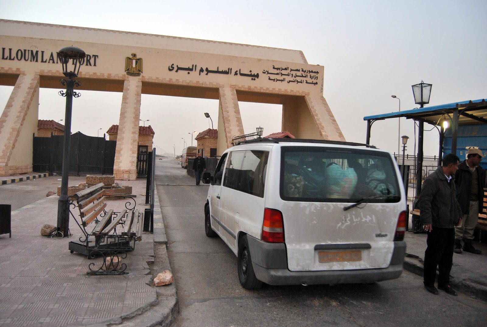   عودة 278 مصريًا ووصول 50 شاحنة من ليبيا عبر منفذ السلوم.. خلال يوم