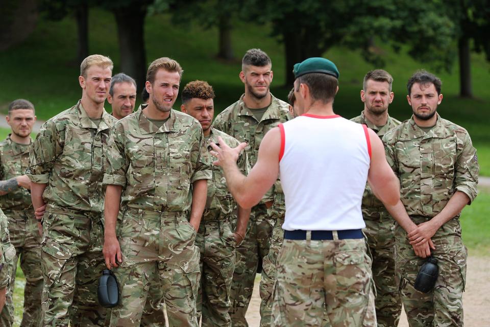   صور| المنتخب الإنجليزى يستعد لروسيا فى قاعدة عسكرية