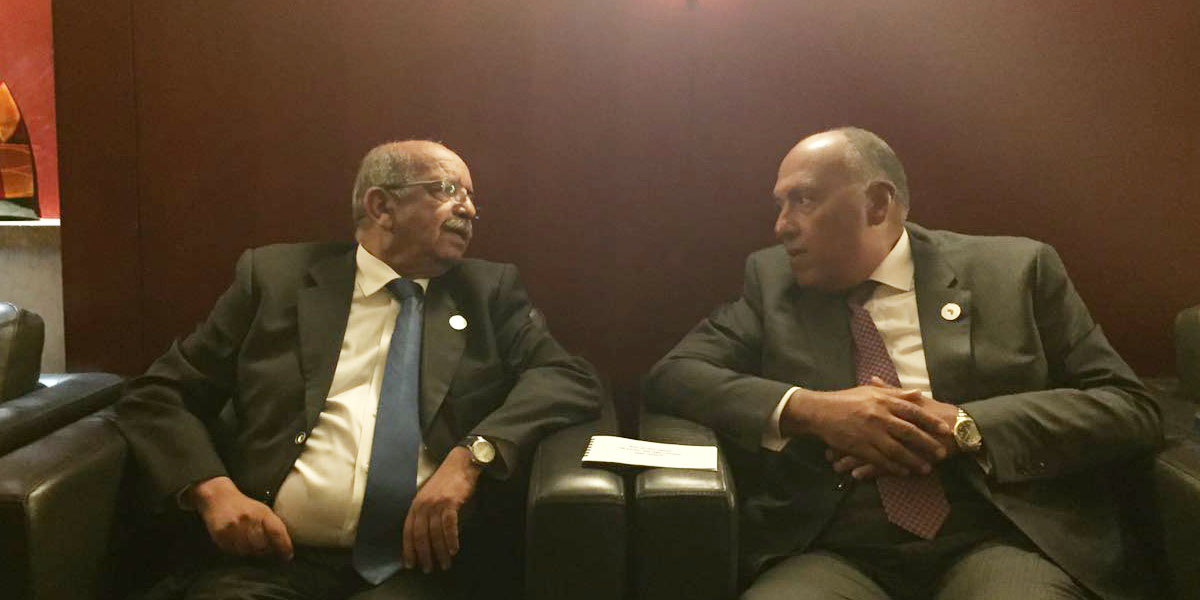   وزير الخارجية يبحث القضايا الإقليمية مع وزير خارجية الجزائر