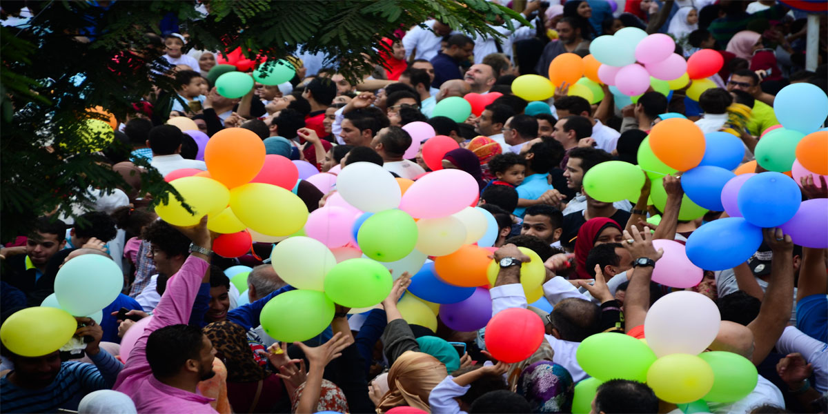   المواطنون يواصلون الاحتفال بثالث أيام عيد الفطر المبارك