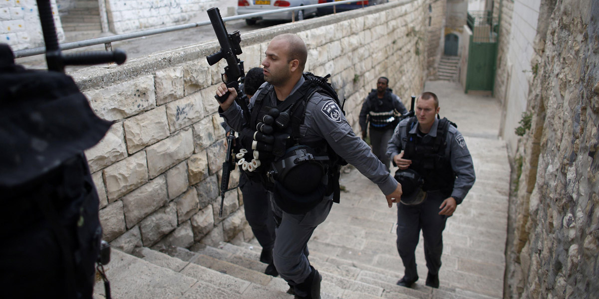   الشرطة الإسرائيلية تهاجم المصليين داخل المسجد الأقصى