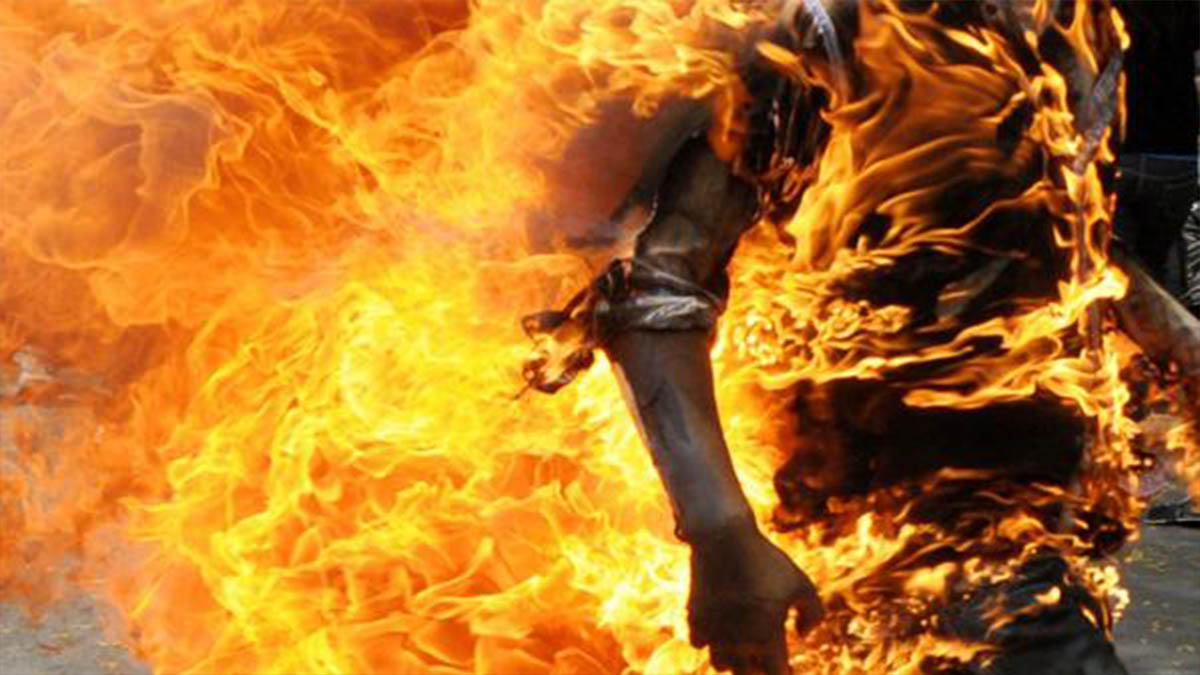   مواطن ليبي يضرم النار في نفسه بميدان الشهداء وسط العاصمة طرابلس