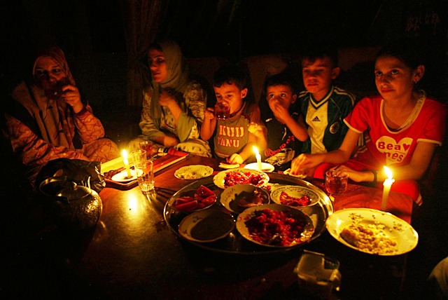   إسرائيل تنفذ طلب «رام الله» وتخفض إمدادات الكهرباء لـ «غزة»