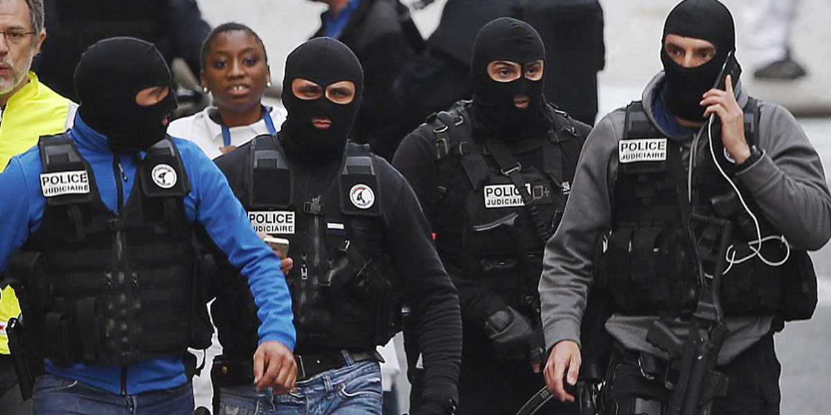   الشرطة تطلق النار على مسلح هاجمها في باريس