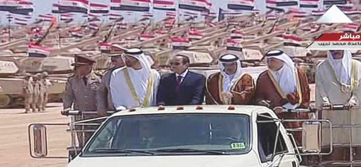  بالصور والفيديو| السيسى وضيوف مصر يستعرضون القوات المصطفة بقاعدة محمد نجيب العسكرية