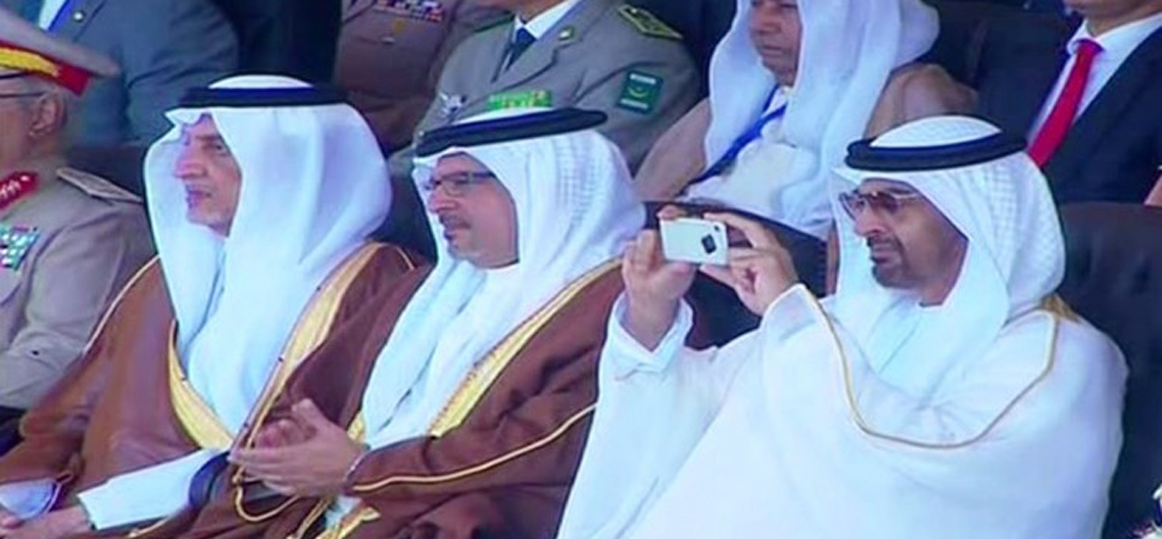   ماذا صوّر ولى عهد أبو ظبى بهاتفه أثناء افتتاح قاعدة نجيب العسكرية؟!