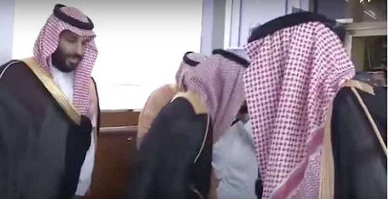  صور| انظر كيف يودّع الأمير محمد بن سلمان والده الملك