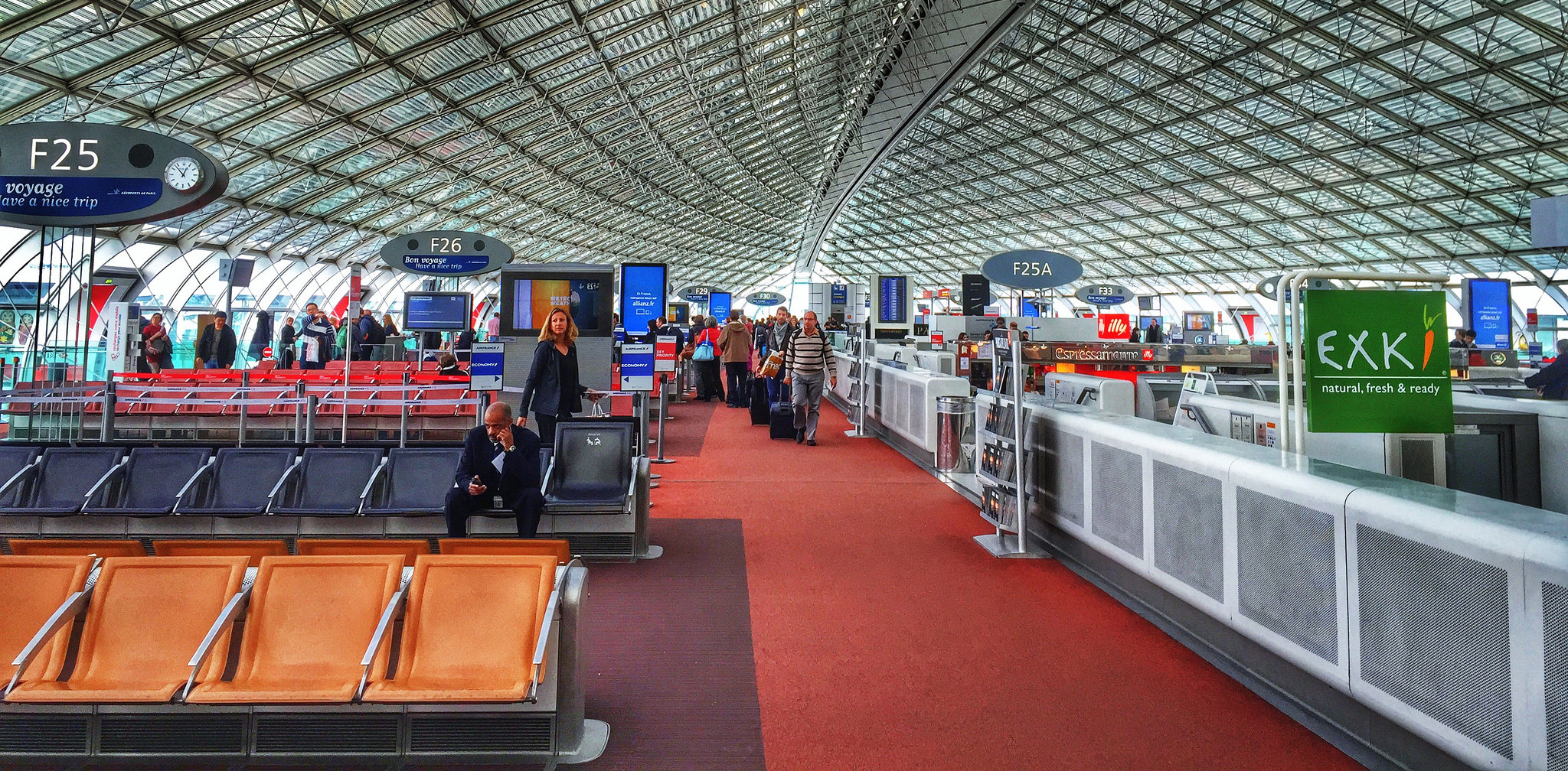   السلطات الفرنسية تخلى مطار «شار ديجول» فى حالة طارئة