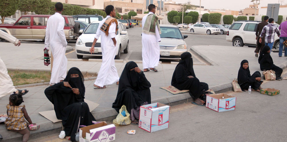 القبض على أسرة ثرية مكونة من 21 فردا تمتهن التسول فى السعودية