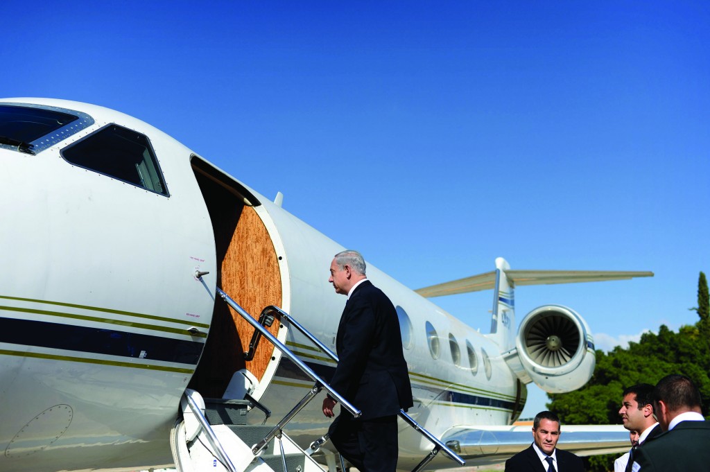    رئيس وزراء إسرائيل نام على أرضية الطائرة وهو مسافر إلى فرنسا