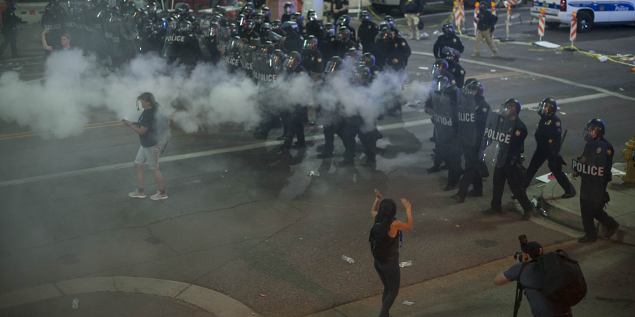   الشرطة الأمريكية تستخدم الغاز لتفريق متظاهرين ضد ترامب بأريزونا