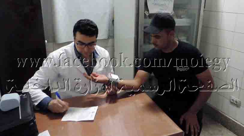   صور| رجال الشرطة يتبرعون بدمائهم لمصابي حادث تصادم قطاري الإسكندرية