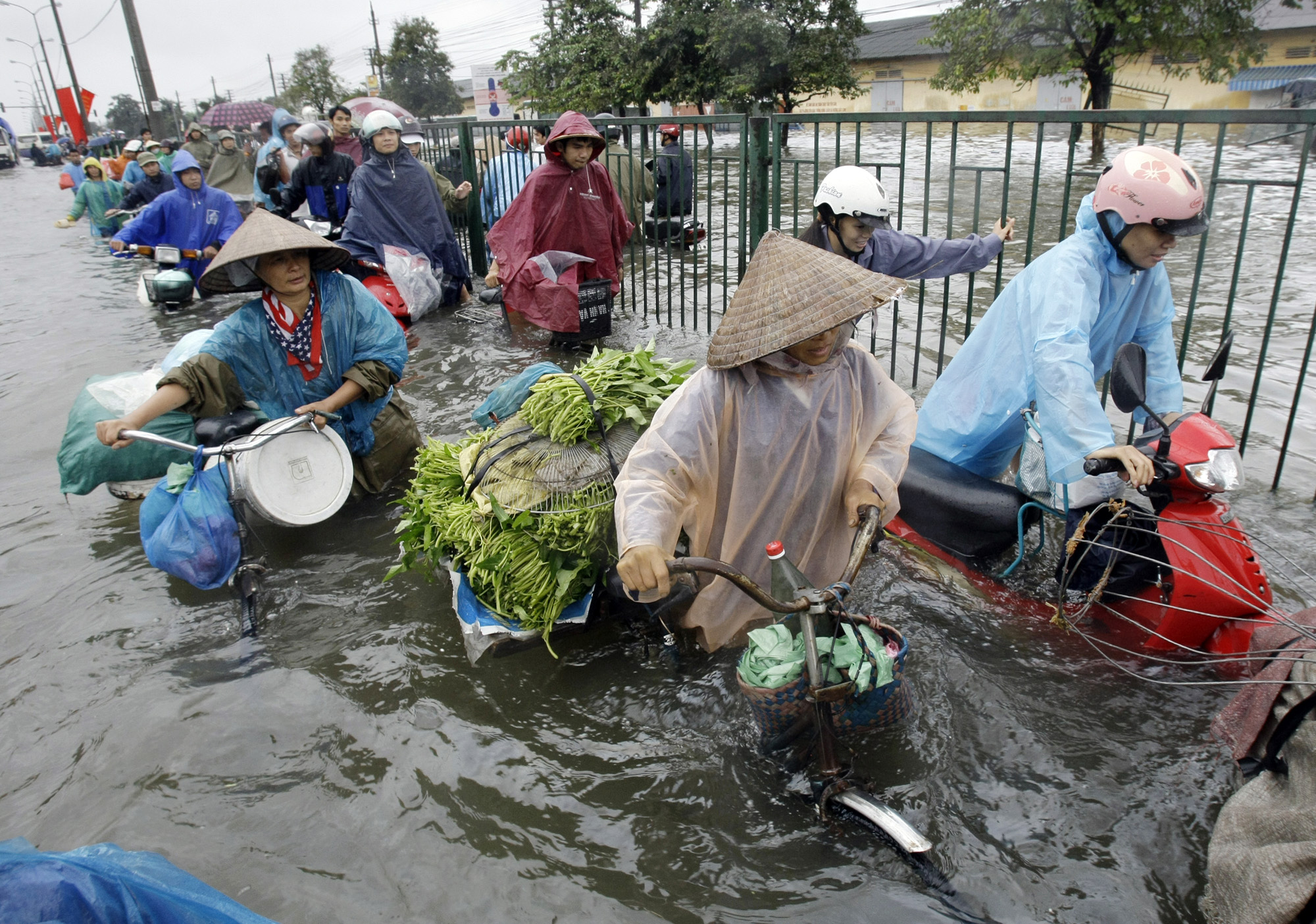   ارتفاع حصيلة ضحايا الفيضانات العارمة شمال فيتنام إلى 23 قتيلا