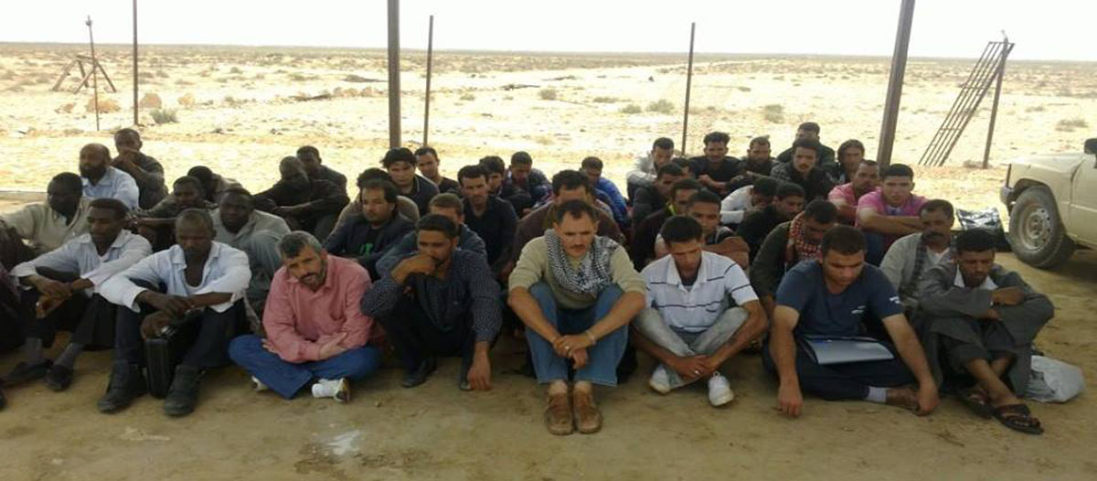   «أمن مطروح»: ضبط 23 شخصًا أثناء محاولة التسلل إلى ليبيا