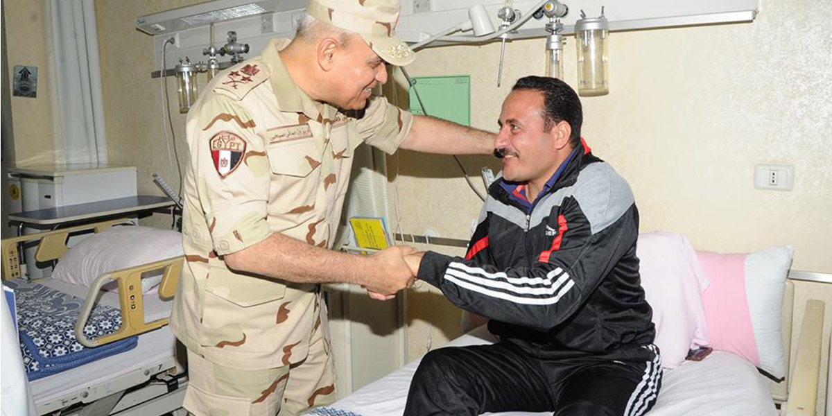   صور| القائد العام يزور الأبطال المصابين ليهنئهم وينقل لهم تهنئة الرئيس بالعيد