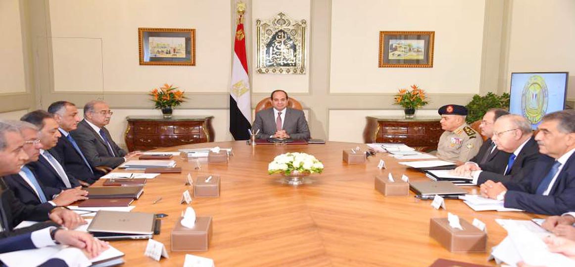   الرئيس يعقد اجتماعاً مع الحكومة ومحافظ البنك المركزى للاطمئنان على استعدادات العيد