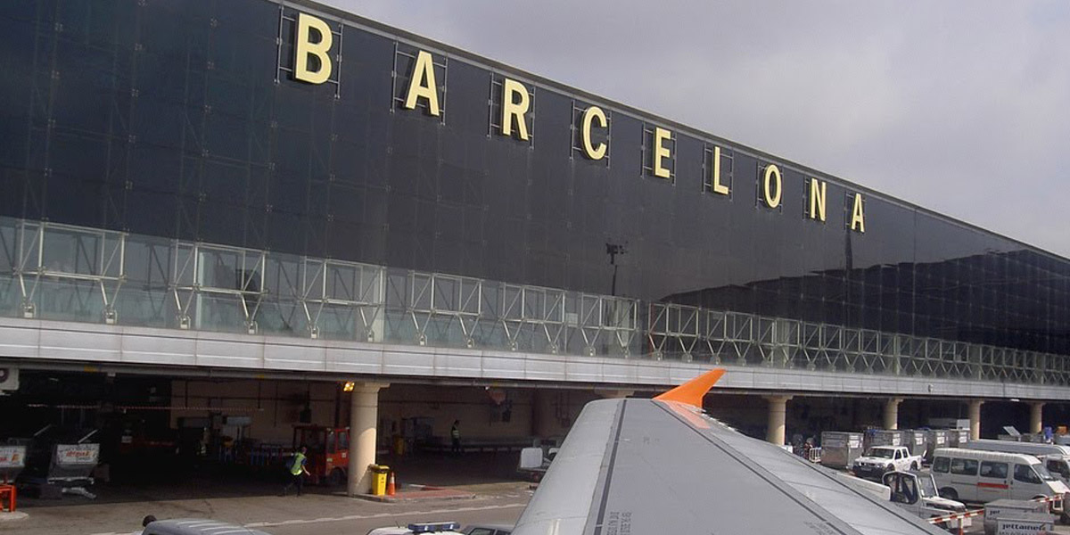   صور| حريق ضخم بمطار برشلونة