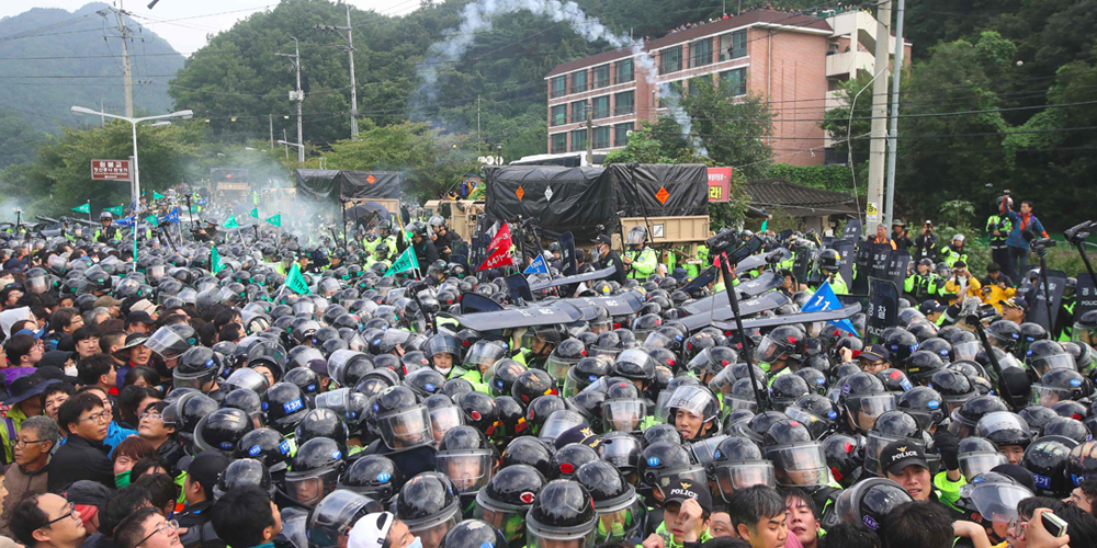   اشتباكات فى كوريا الجنوبية احتجاجا على نشر منظومة "ثاد" الأمريكية