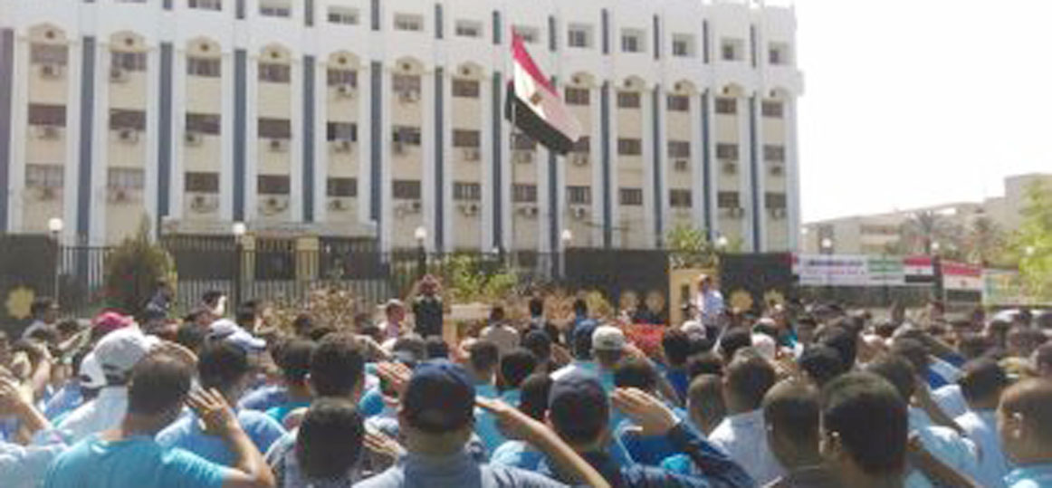   طلاب جامعة الأزهر يؤدون تحية العلم ويرددون تحيا مصر