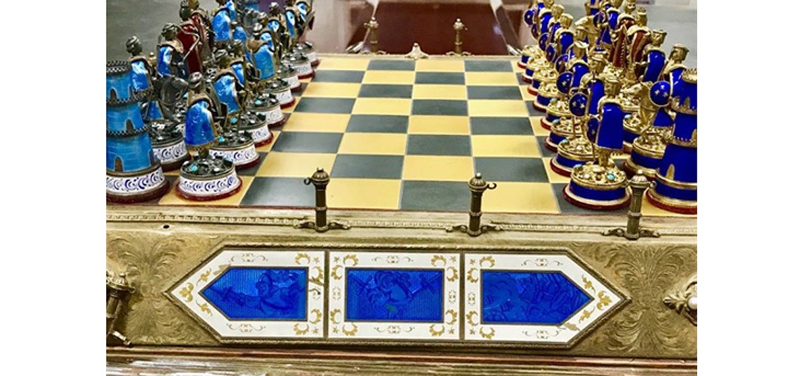   أمريكا تعيد للعراق «شطرنج» خاص بصدام حسين