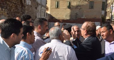 محافظ بنى سويف يتسجيب لبعض المواطنين ويعاين بنفسه مبنى متصدع