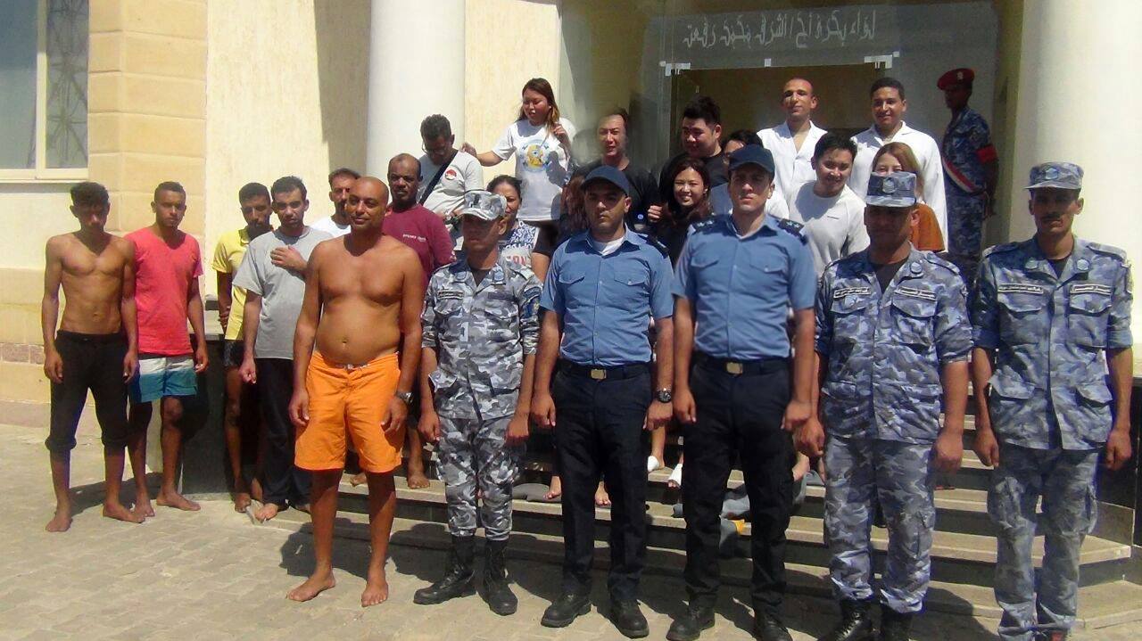   صور: البحرية تنقذ 17 مصريا وماليزيا من الغرق