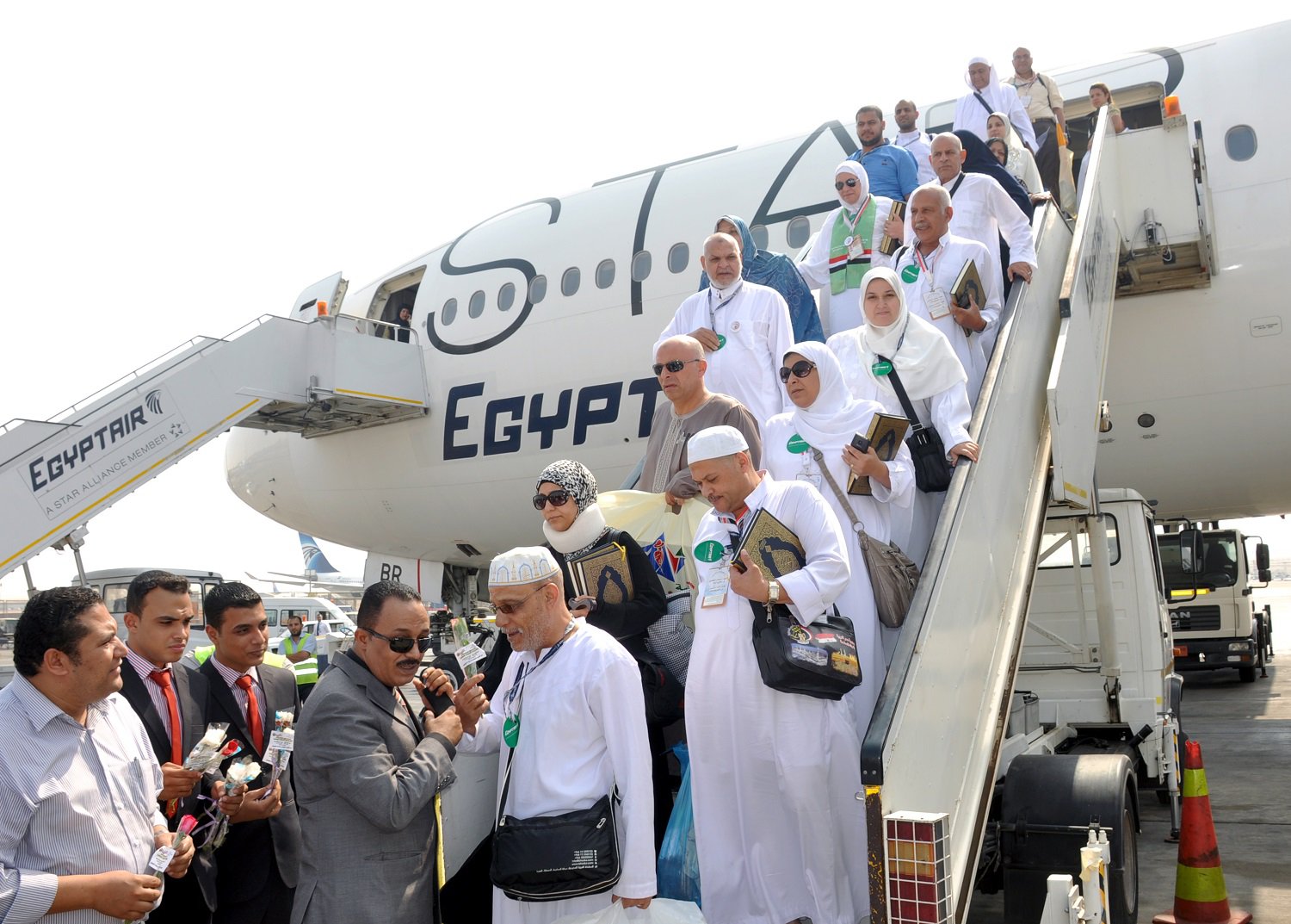   مطار القاهرة يستقبل أولى رحلات عودة الحجاج  