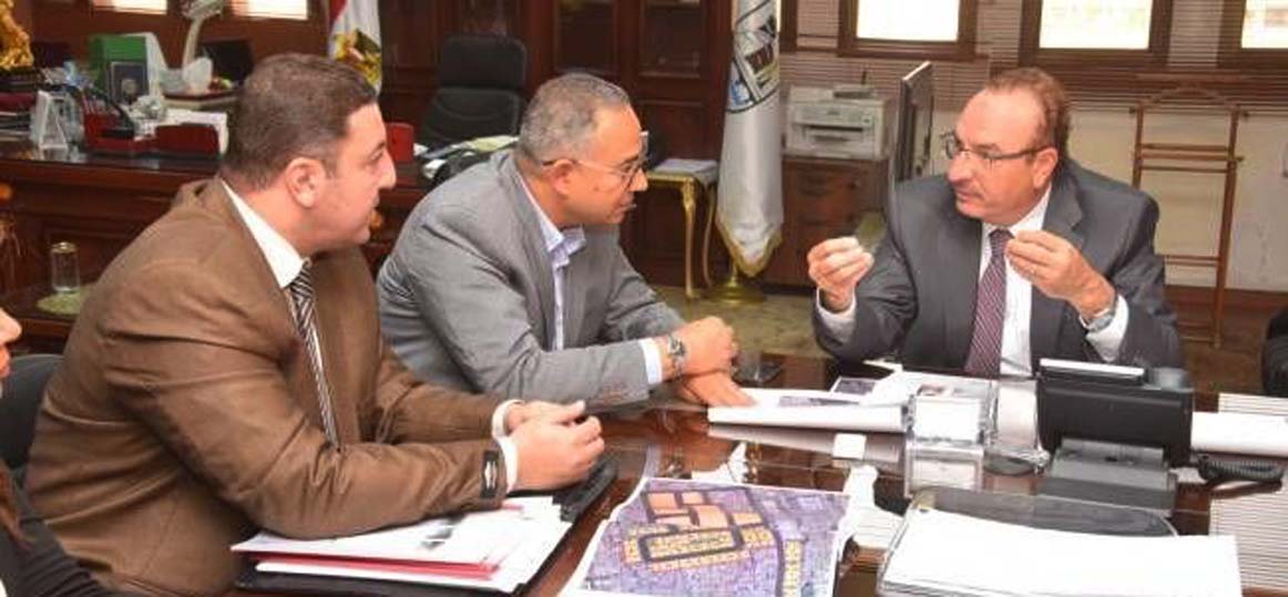   محافظ بنى سويف يبحث مع نائب وزير الإسكان البدء في تطوير عزبة الصفيح