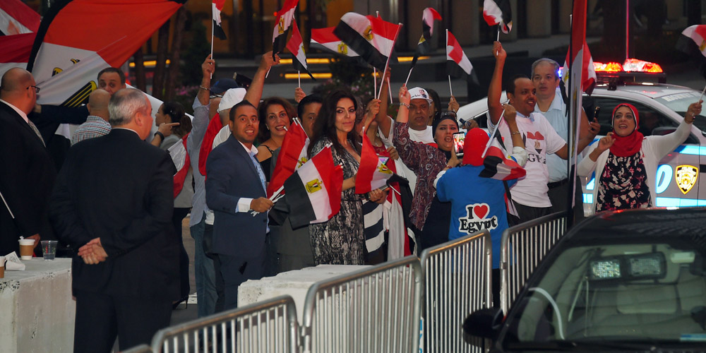   عشرات المصريين يجوبون شوارع نيويورك احتفالا بالسيسى
