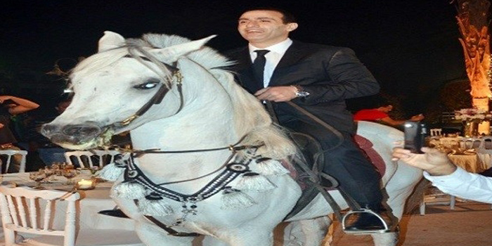   أحمد السقا يحضر حفل زفاف نجل عمرو عرفة على ظهر الحصان