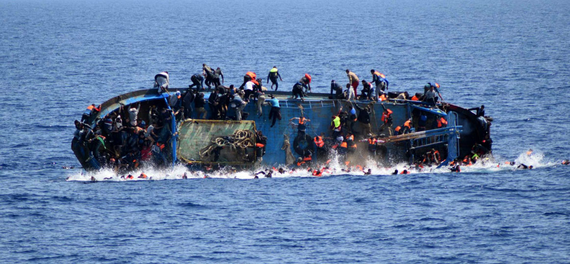   إنقاذ 12 مصريا من الغرق فى البحر الأحمر