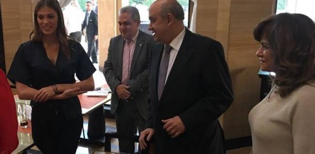   وزير السياحة يستقبل ملكة جمال الكون أثناء زيارتها للأهرامات